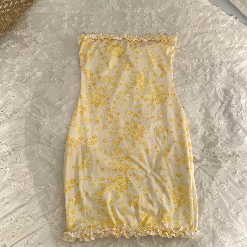 yellow and white floral strapless dress